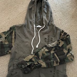 Womans small camo cropped hoodie sweatshirt